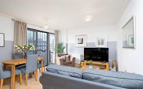 Cosy Flat Right Opp Tube Station